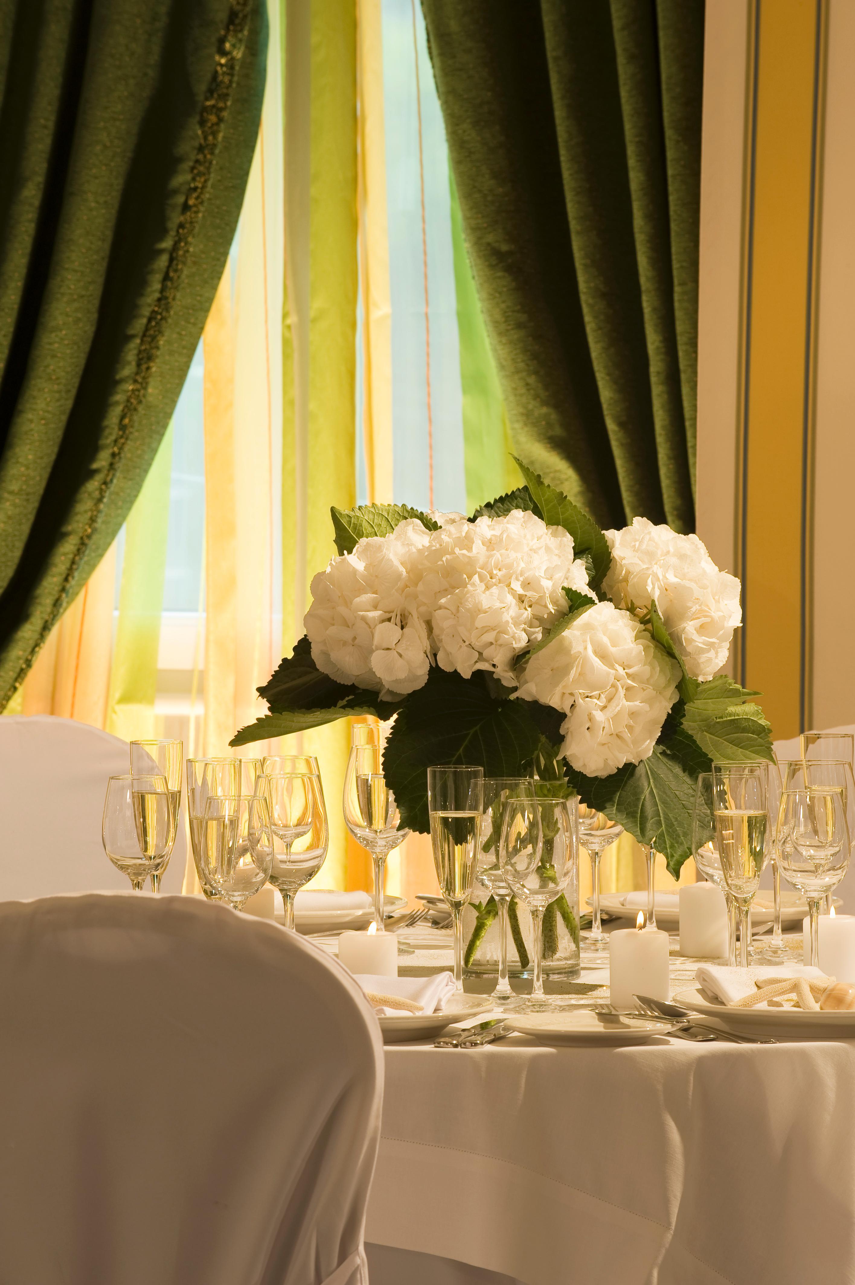 Royal Olympic Hotel Афіни Екстер'єр фото A table set for a wedding reception