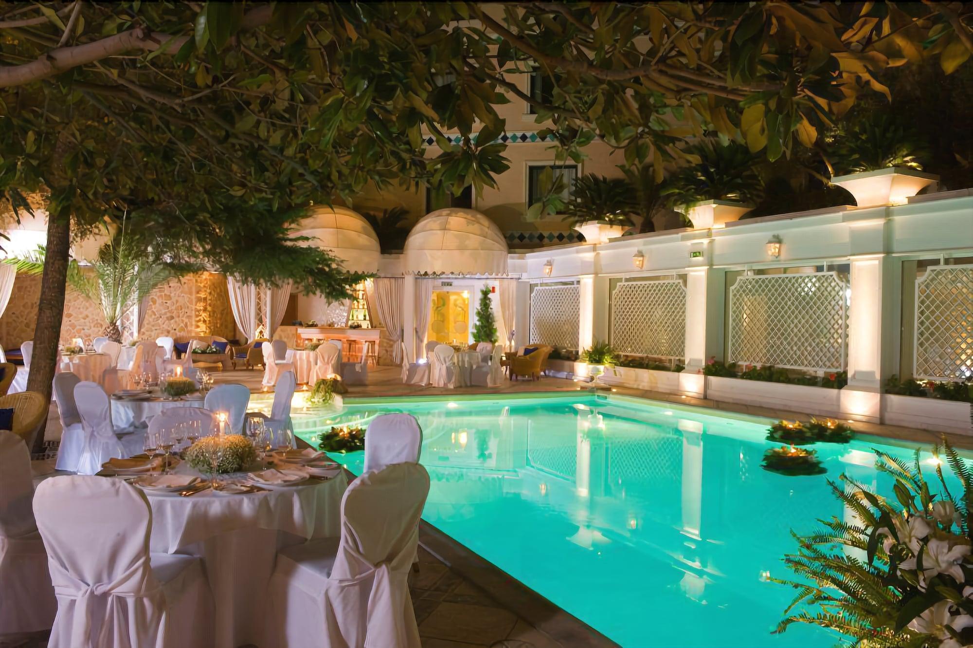 Royal Olympic Hotel Афіни Екстер'єр фото The pool at the hotel
