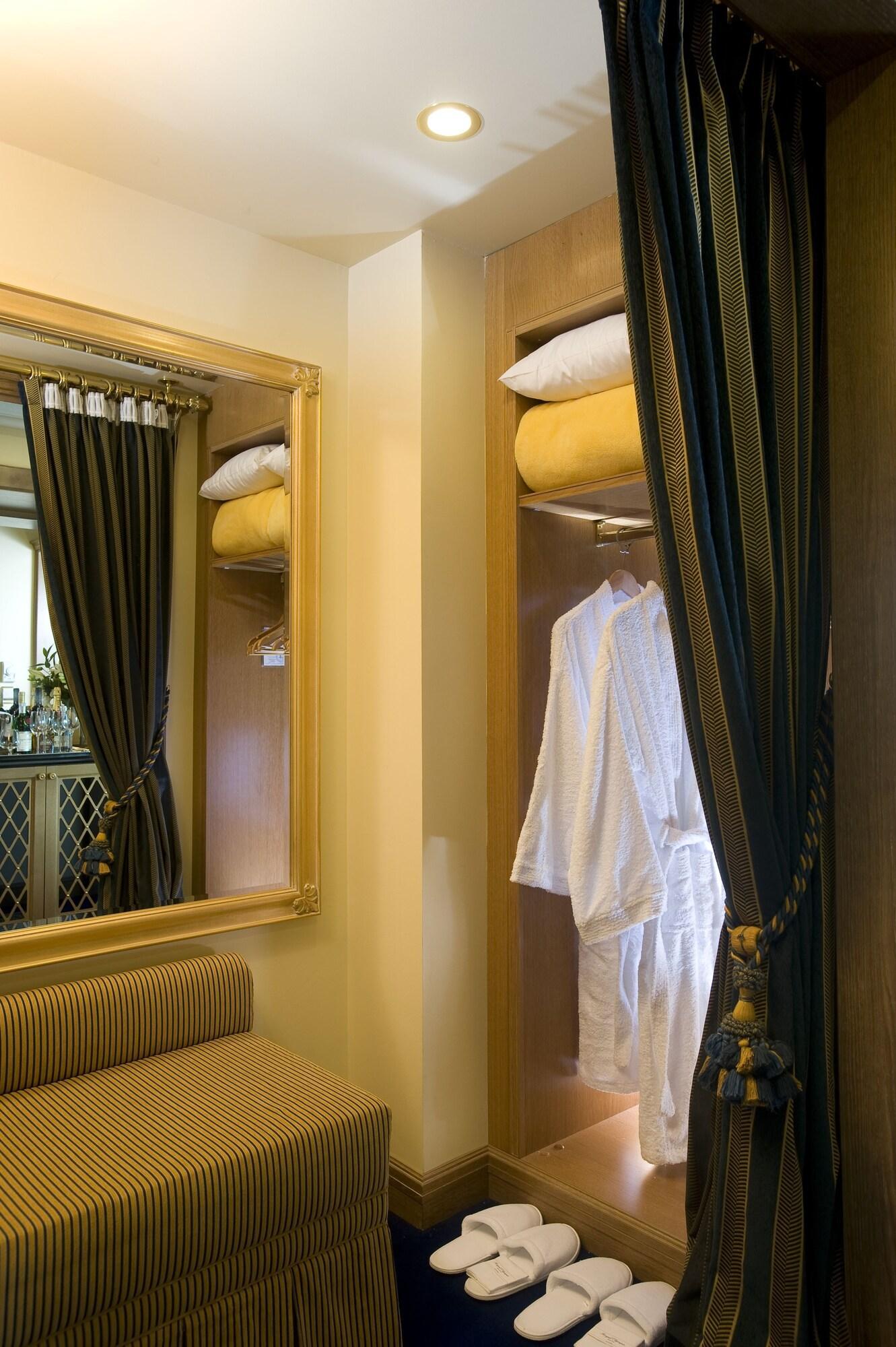 Royal Olympic Hotel Афіни Екстер'єр фото A guest room at the hotel