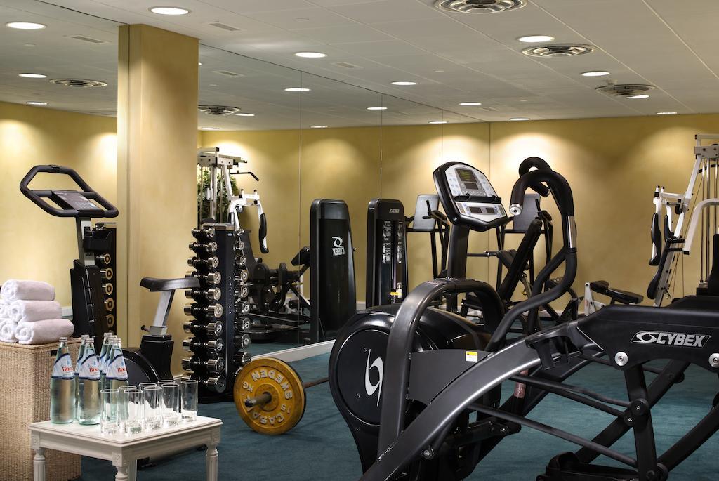 Royal Olympic Hotel Афіни Екстер'єр фото A gym at a hotel
